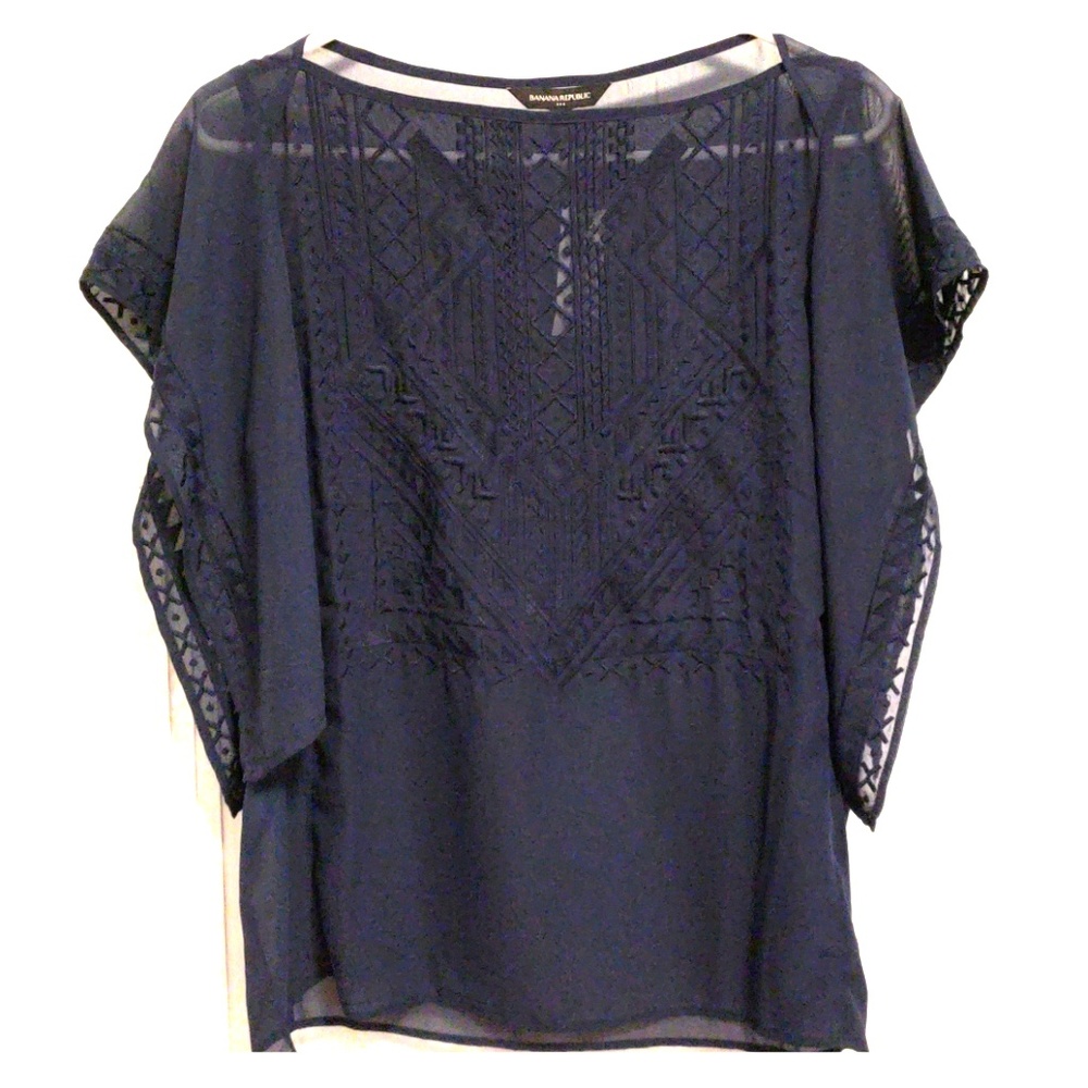 Elegant Banana Republic blouse with short sleeves